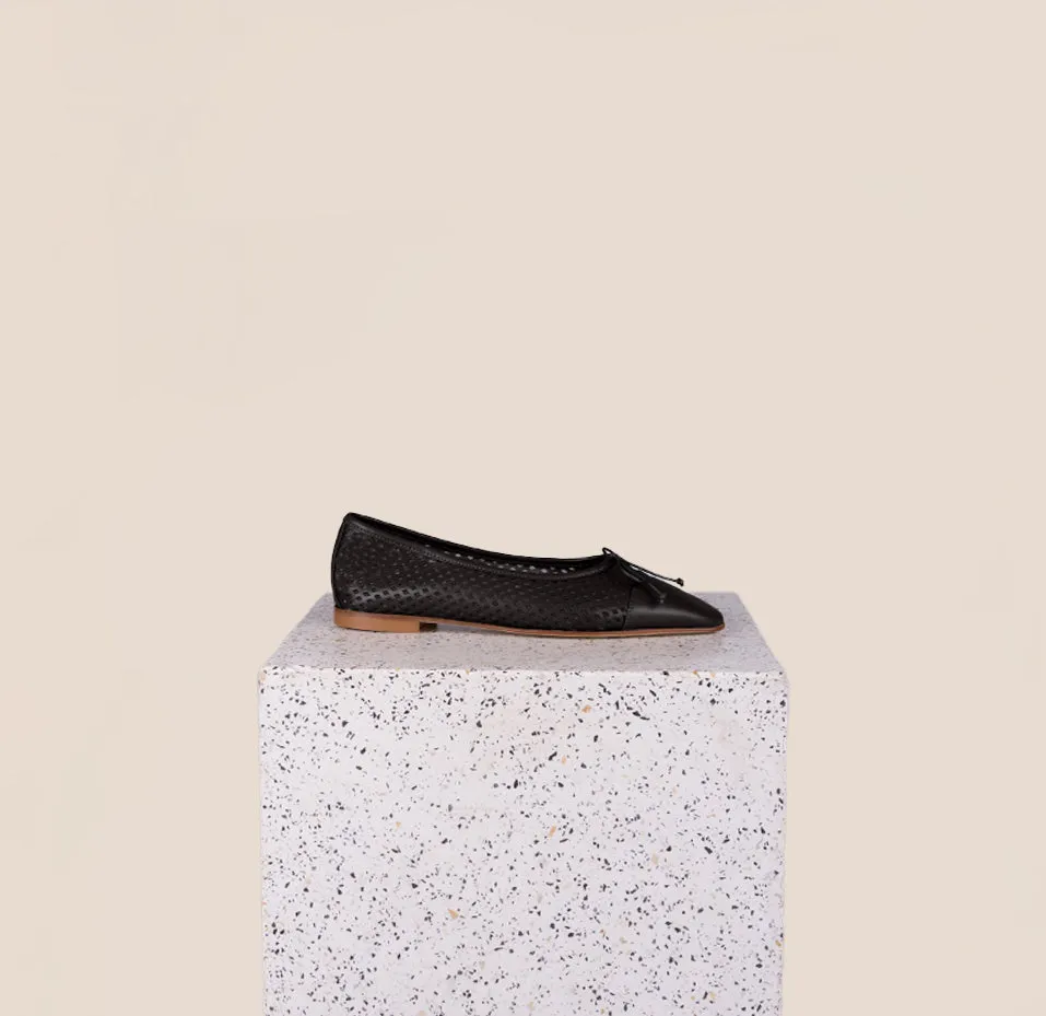 Como - Perforated Black Leather (Cap toe)